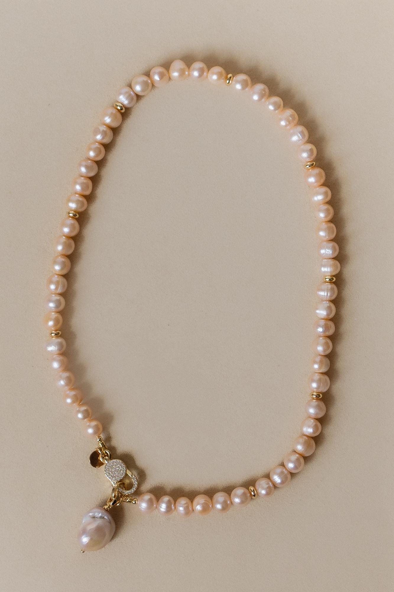 Колье розовый жемчуг с жемчужиной барокко