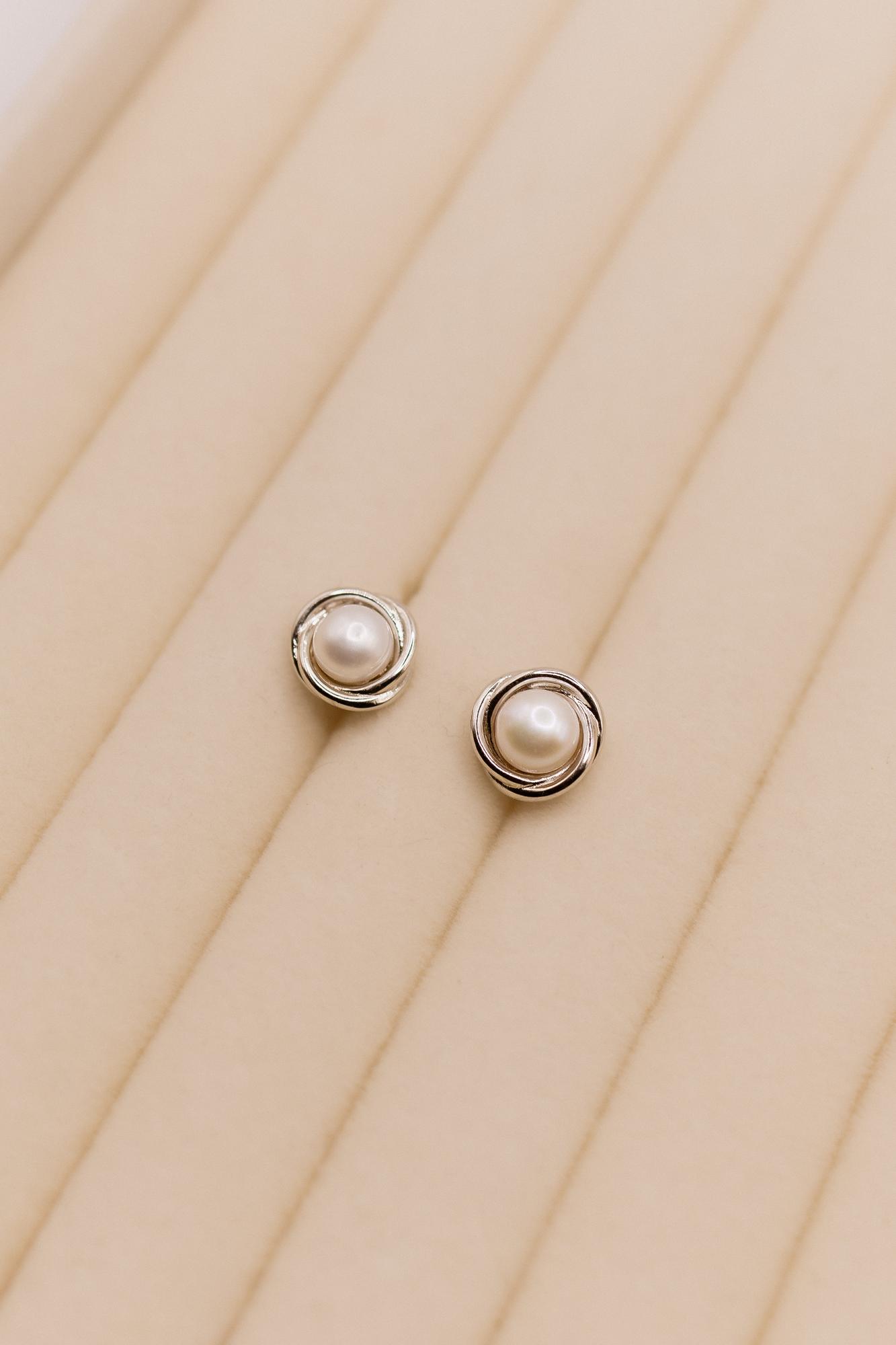 Серьги пуссеты с жемчугом, фурнитура серебро