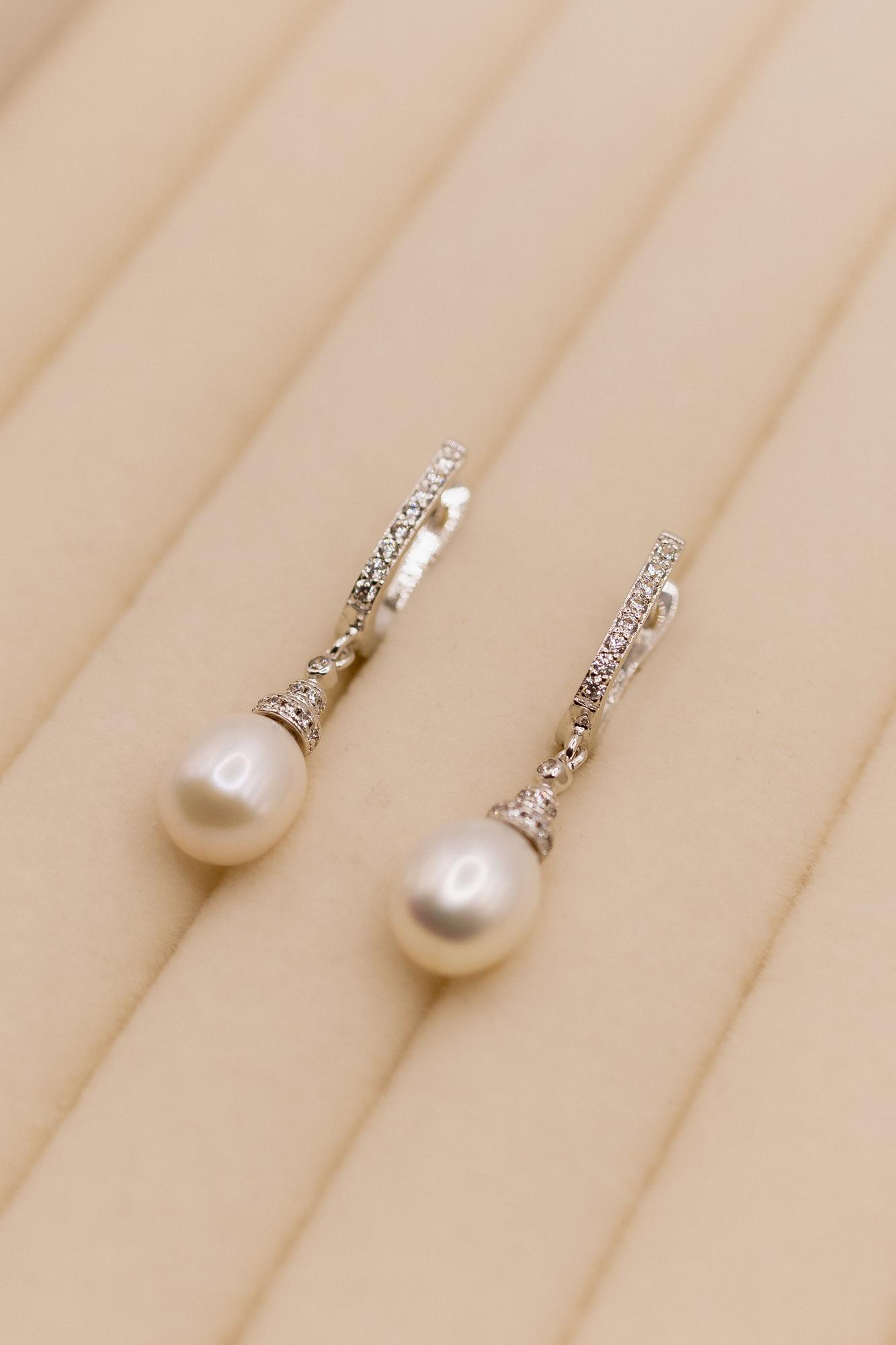 Серьги подвески с жемчужиной, стразы, серебро