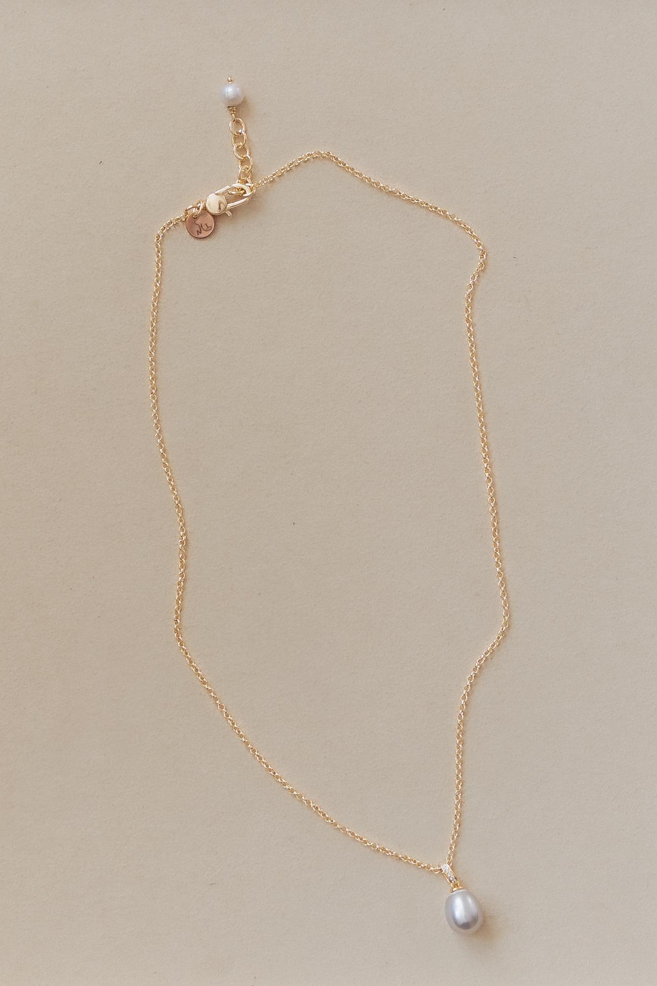 Жемчужина серая на цепочке, золотая фурнитура