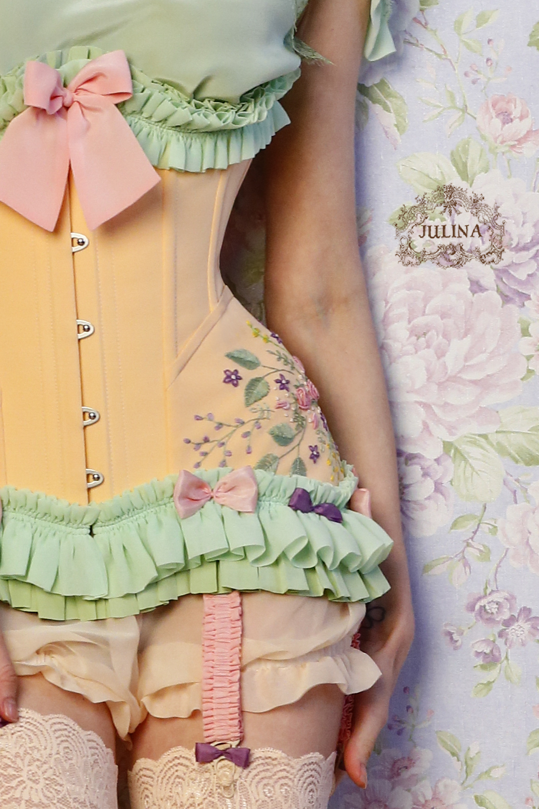 Корсет шелковый барокко "Цветущий персик" / Baroque silk corset "Blooming Peach"