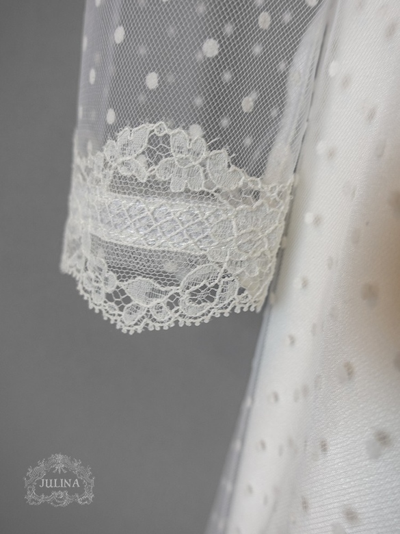 Платье молочное из натурального шелка и кружева