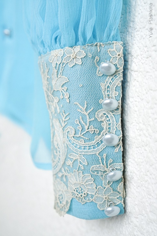 Блузка шелковая с драгоценным антикварным кружевом ручной работы