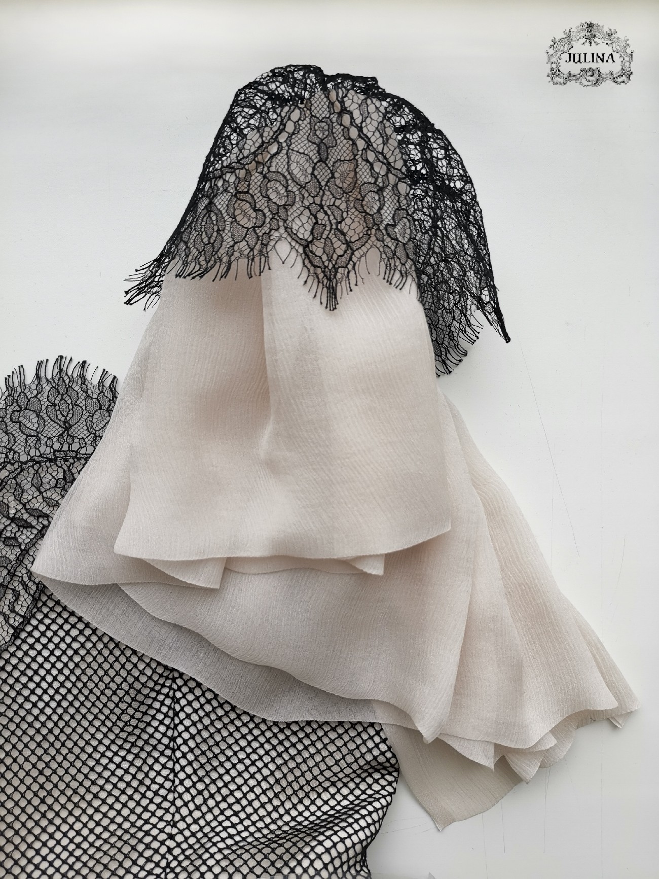 Платье из пудрового шелка с кружевом