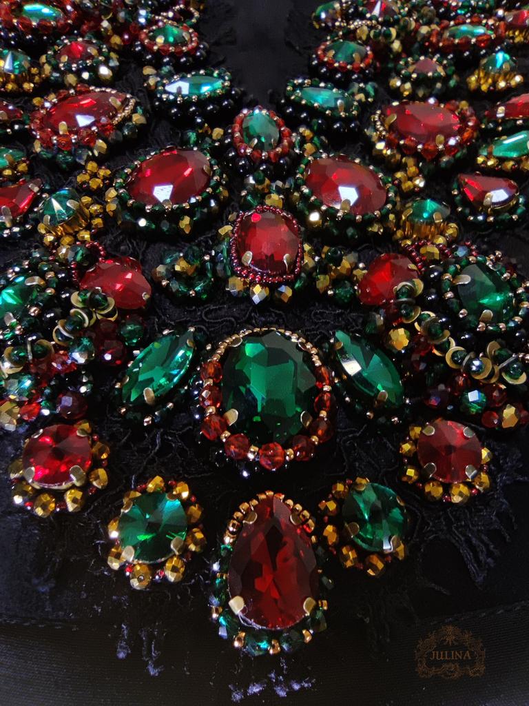 Корсет вышитый из натурального шелка и бархата