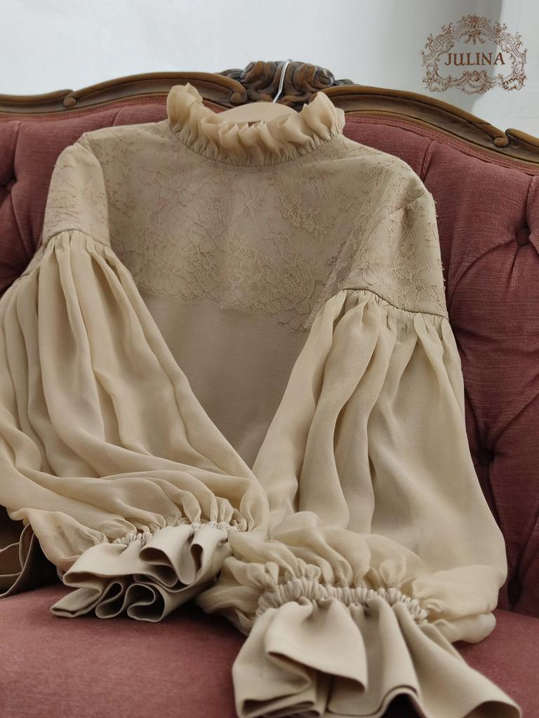 Блузка шелковая с кружевом песочная