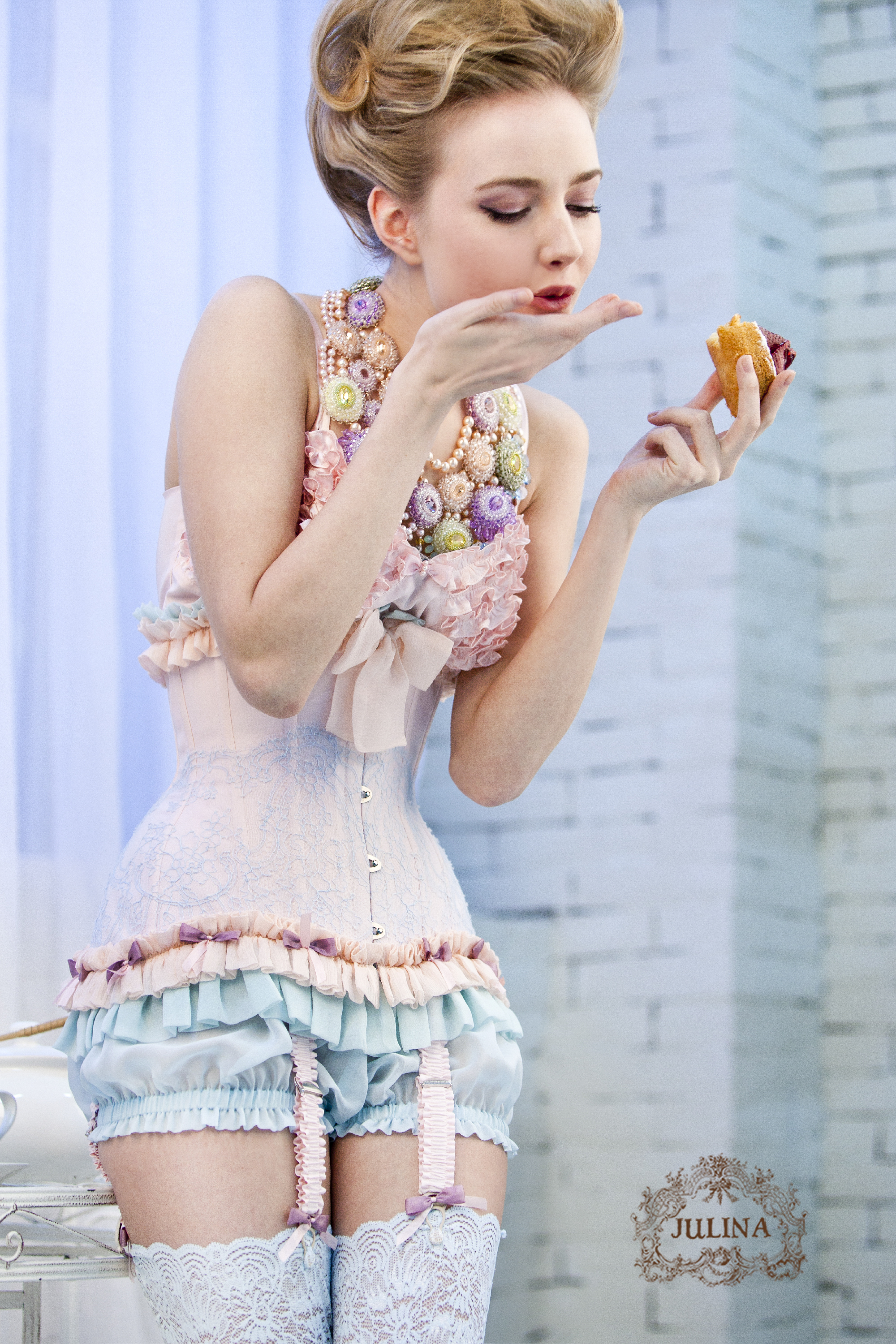 Корсет "Пташечка" бельевой из натурального шелка с подвязками для чулок Corset