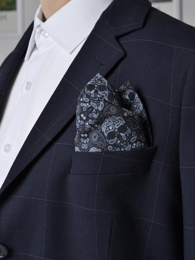 Платок серого цвета с принтом череп