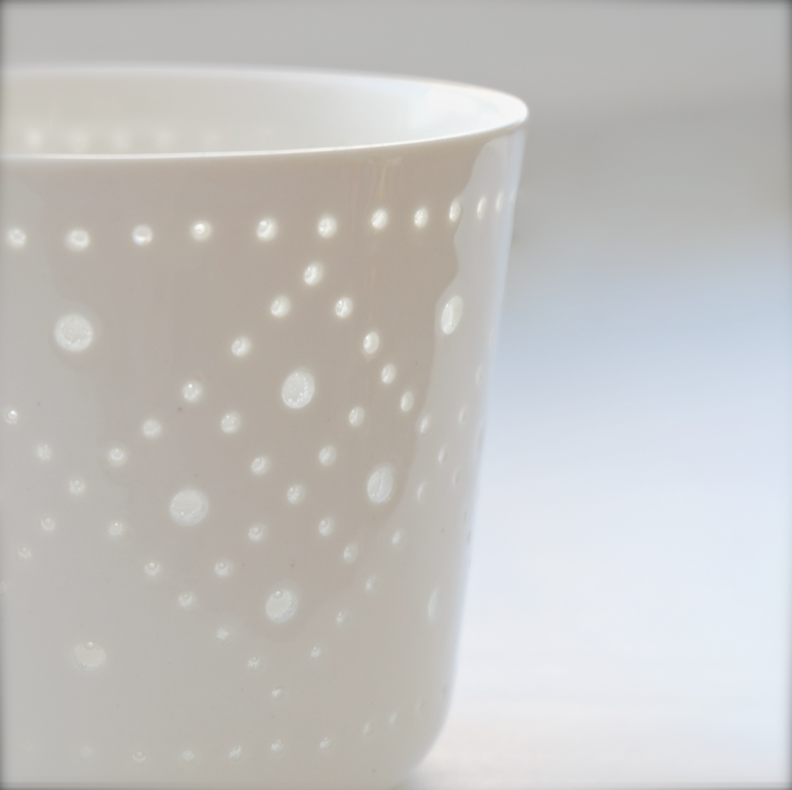 Фарфоровая кружка ручной работы с прорезным узором Канва