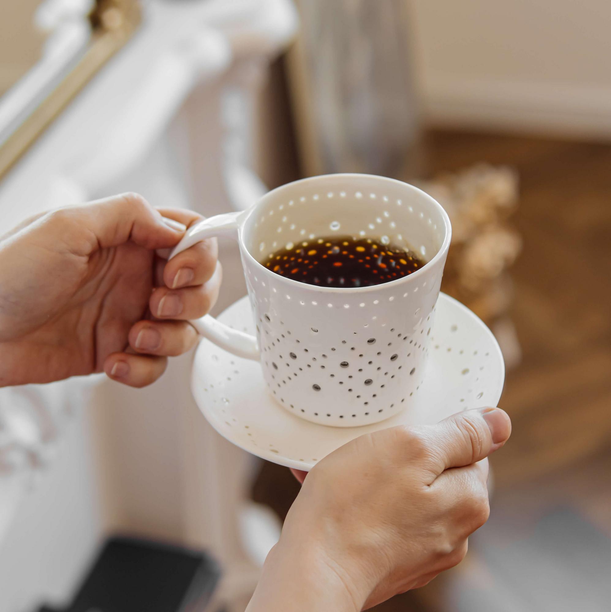 Фарфоровая кружка ручной работы с прорезным узором Канва