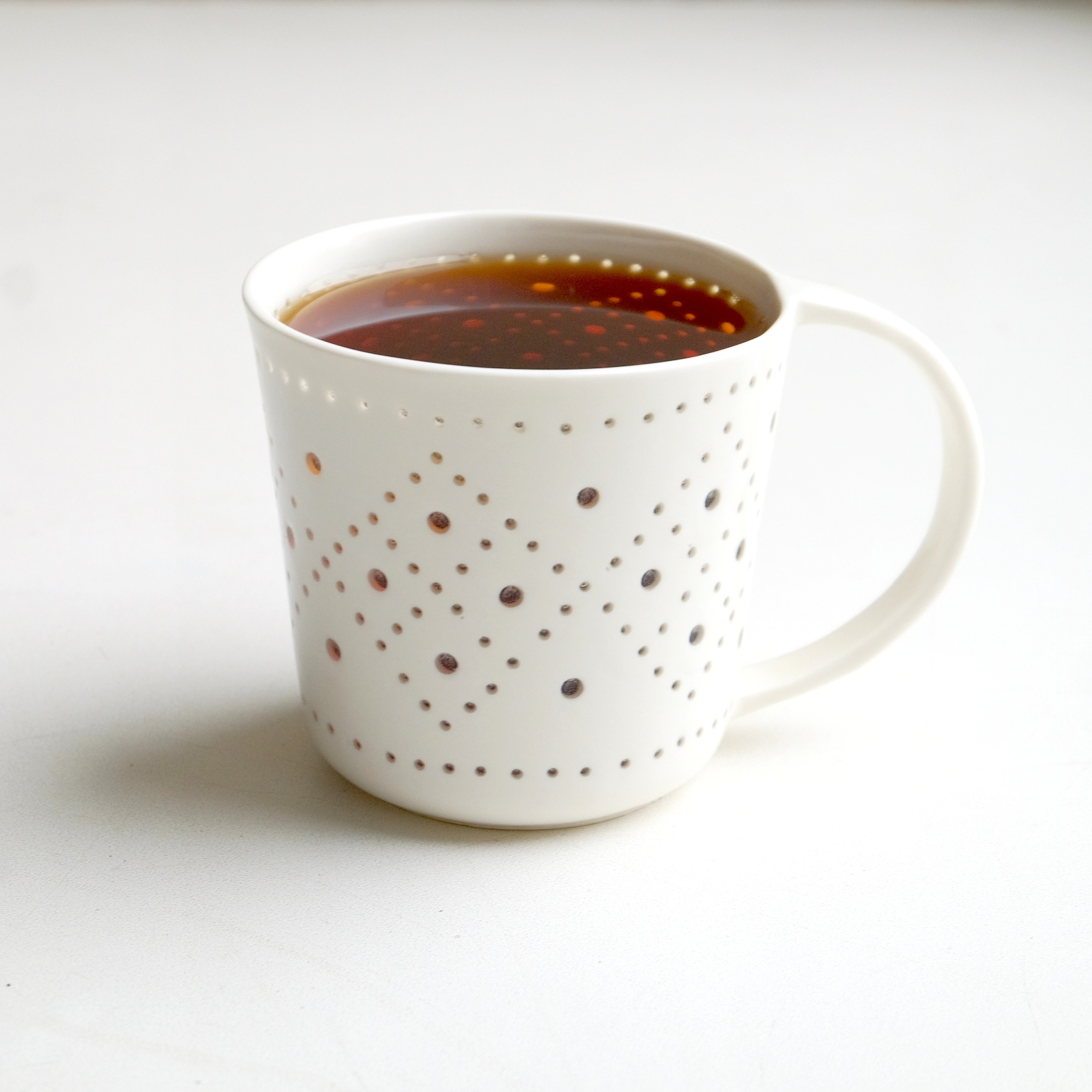 Фарфоровая кружка ручной работы с прорезным узором Канва