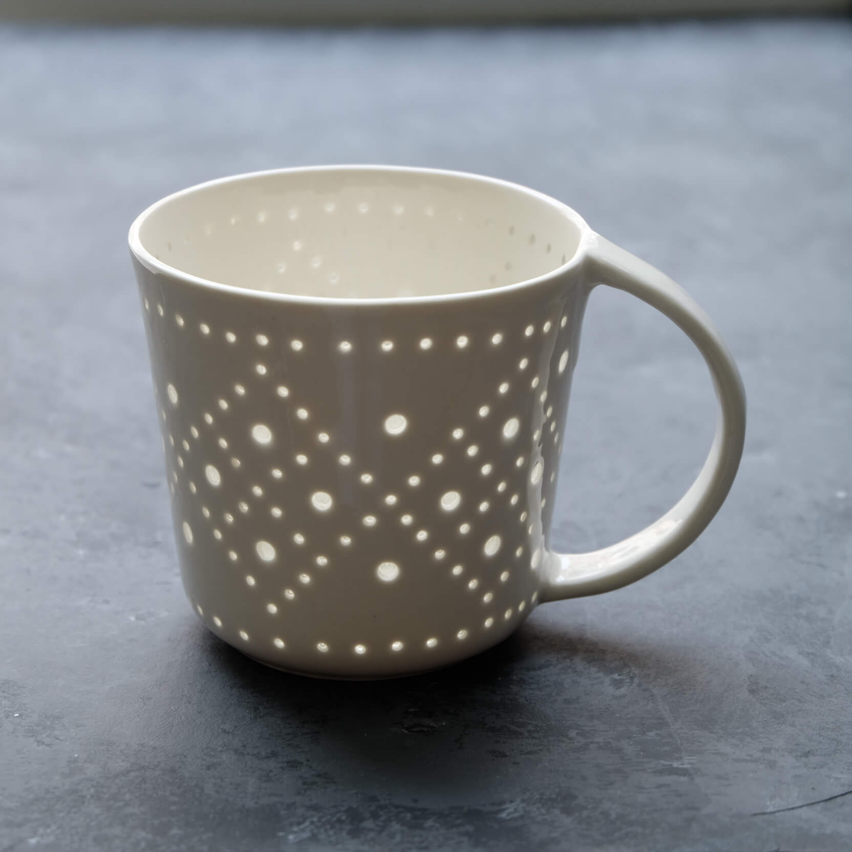 Фарфоровая кружка ручной работы с прорезным узором Канва