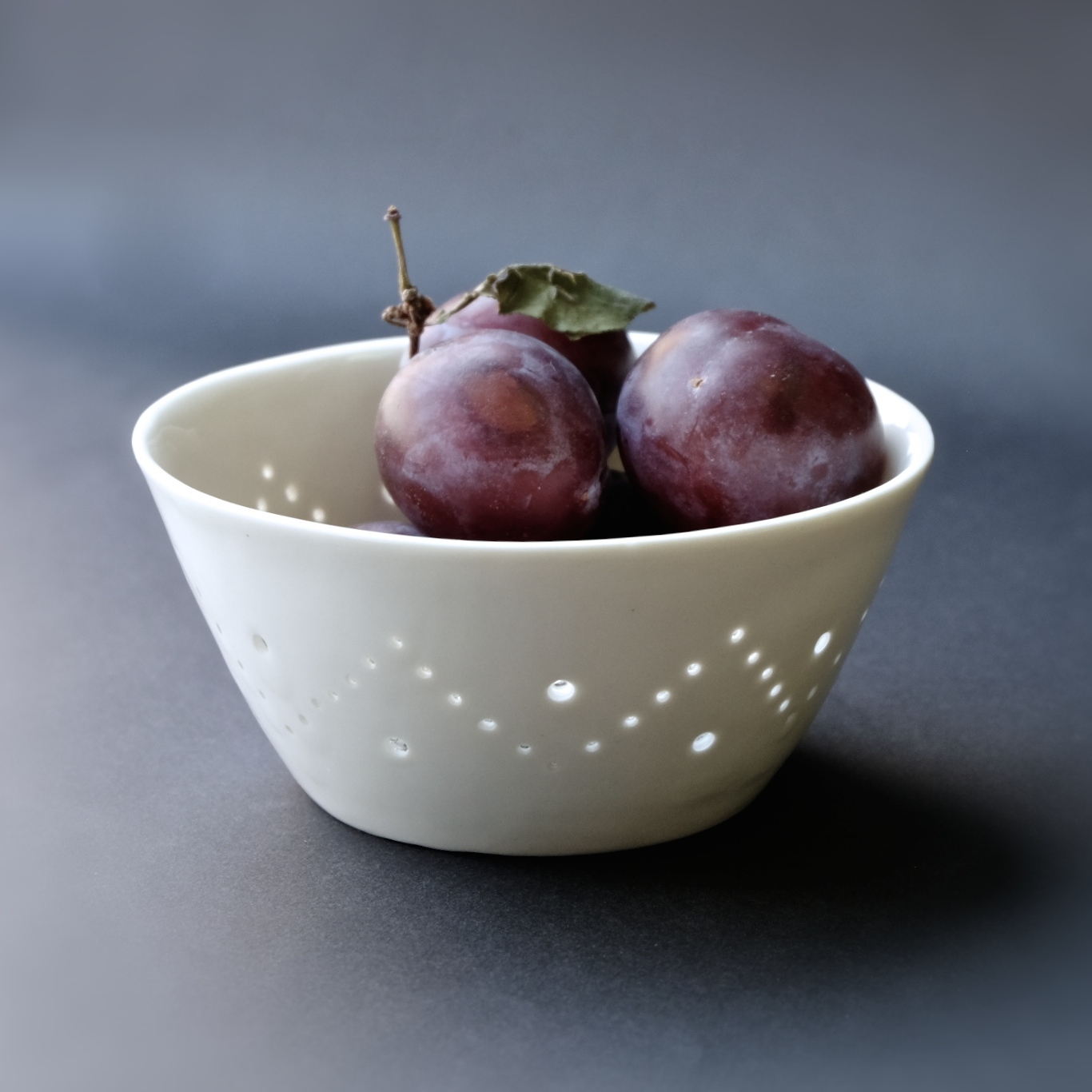 Пиала фарфоровая ручной работы с прорезным узором Канва