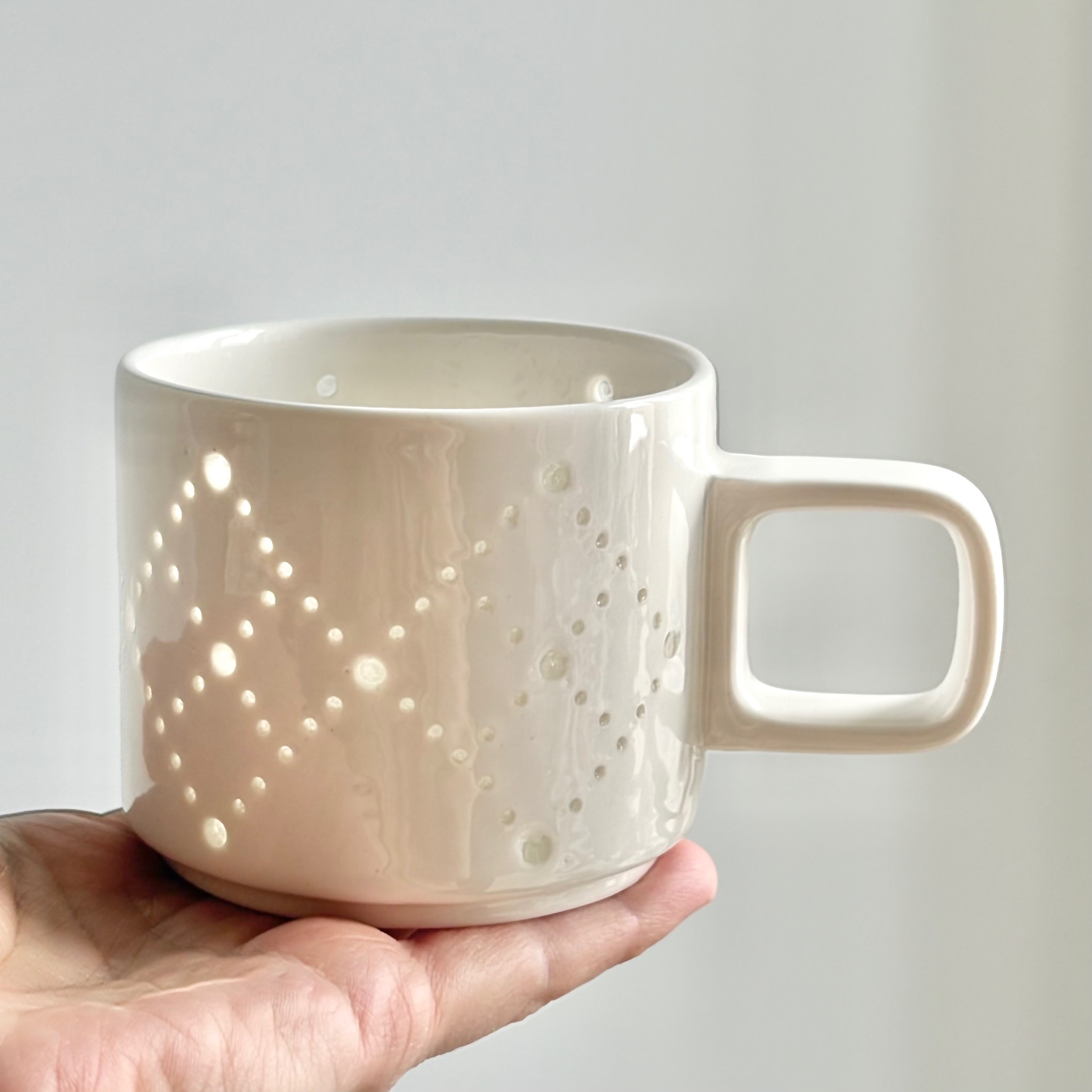 Чашка фарфоровая ручной работы с прорезным узором Ромео