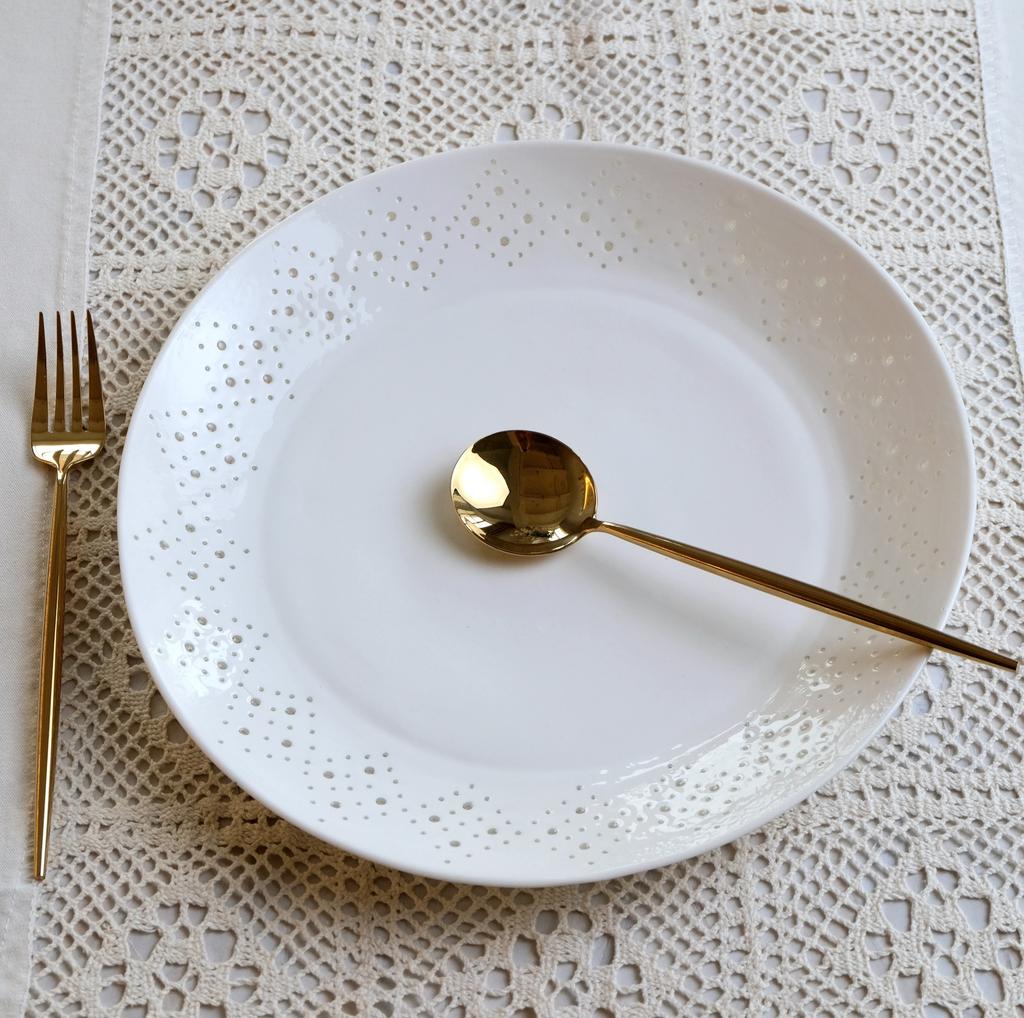 Тарелка большая фарфор с прорезным узором 25см