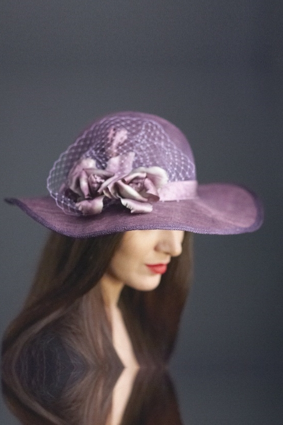 Летняя широкополая шляпа фиолетового цвета с цветами