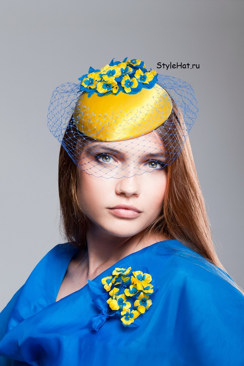 Желтая шляпка таблетка с вуалью с синими цветами