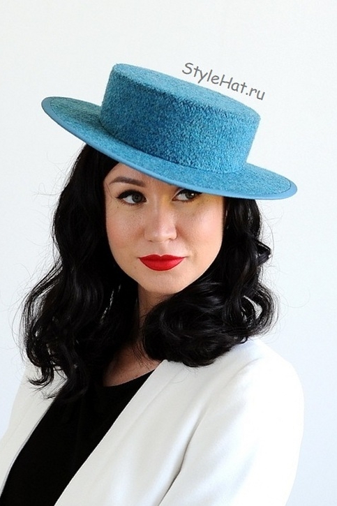 Ярко голубая шляпа с полями канотье