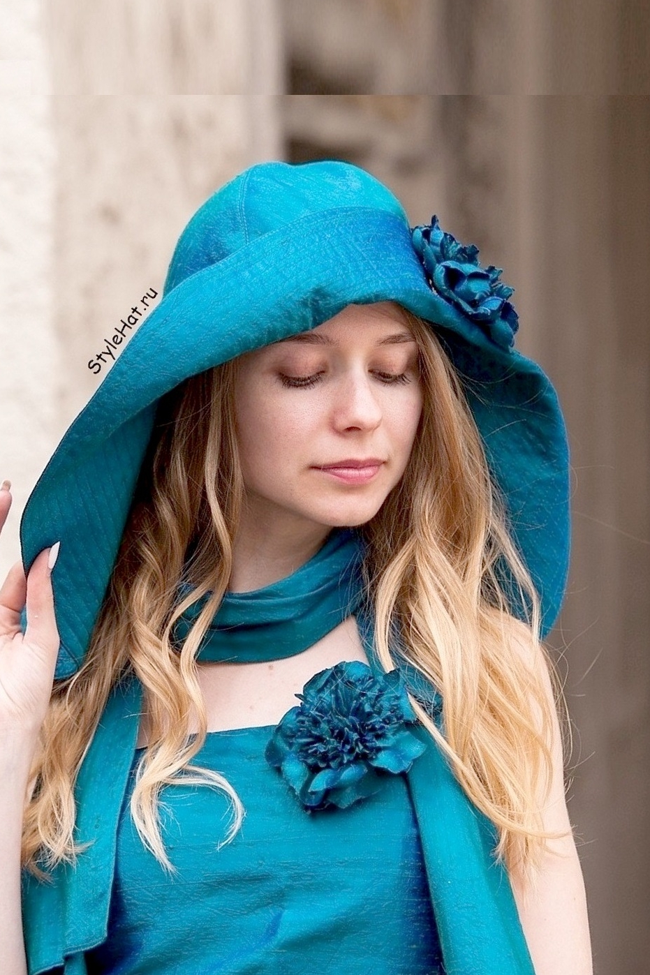 Широкополая шляпа с длинными сзади полями изумрудного цвета