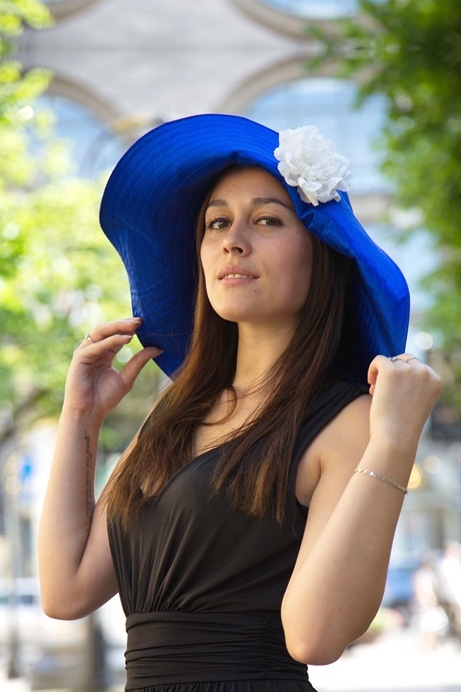 Широкополая шляпа летняя синяя с удлиненными сзади полями