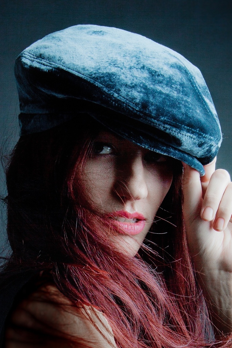 Сине-голубая кепка женская бархатная