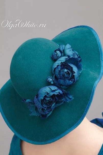 Широкополая изумрудная шляпа с цветами