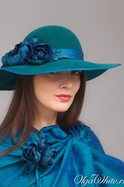 Широкополая изумрудная шляпа с цветами