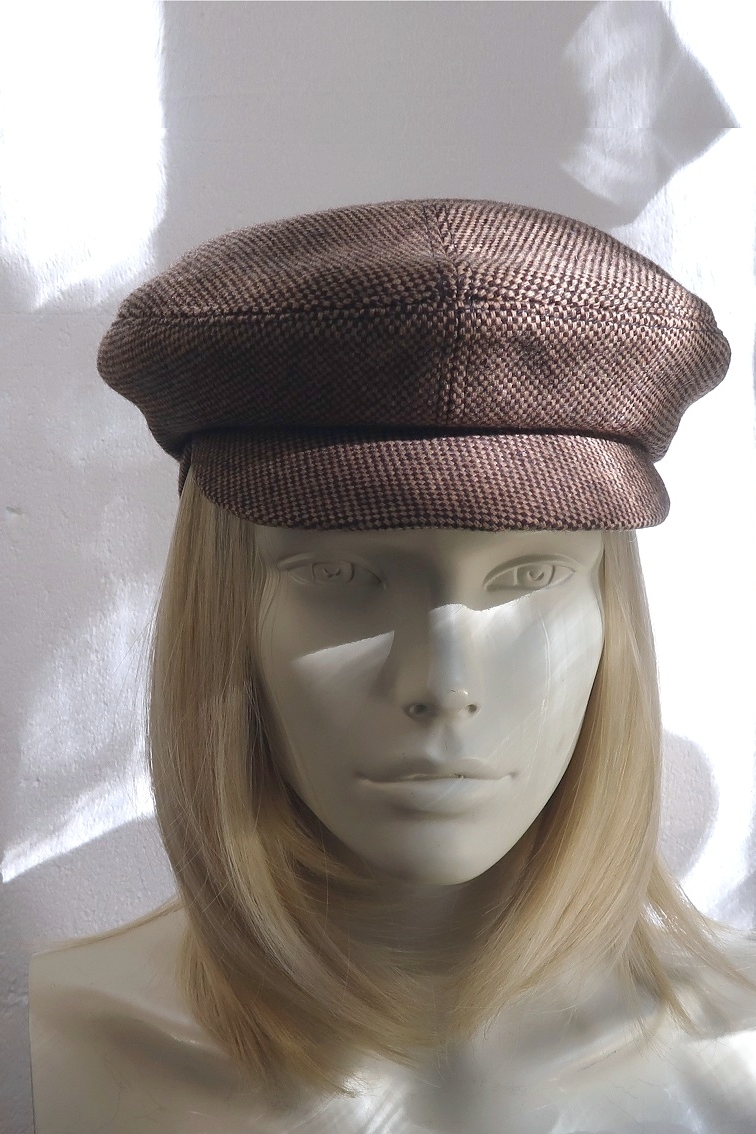 Коричневая кепка женская в клетку из шерсти