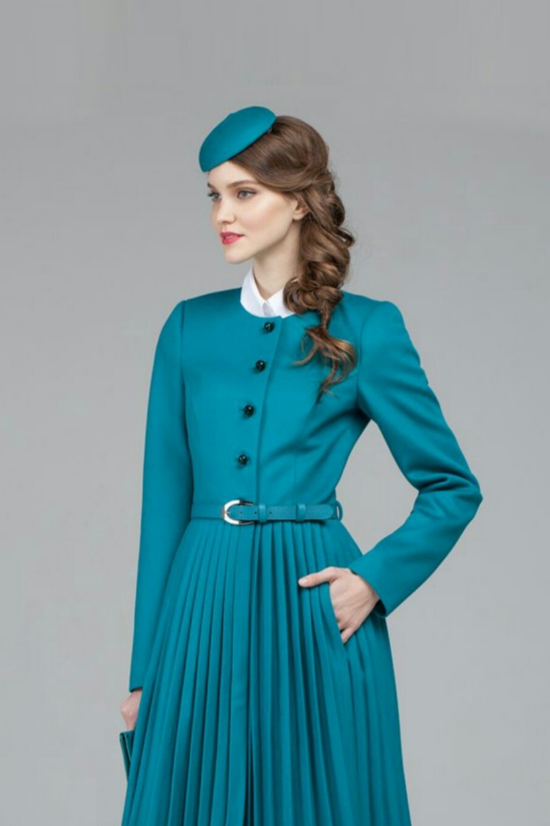 Ярко голубая шляпка таблетка к пальто