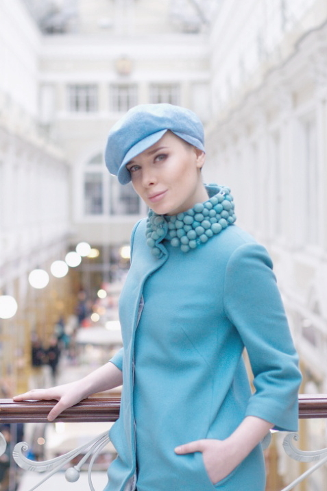 Голубая кепи с голубым пальто на актрисе Валерии Шкирандо