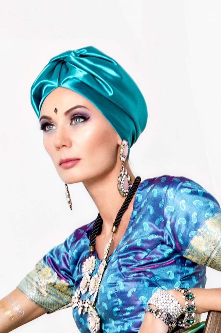 Ярко голубой тюрбан шелковый изумрудный