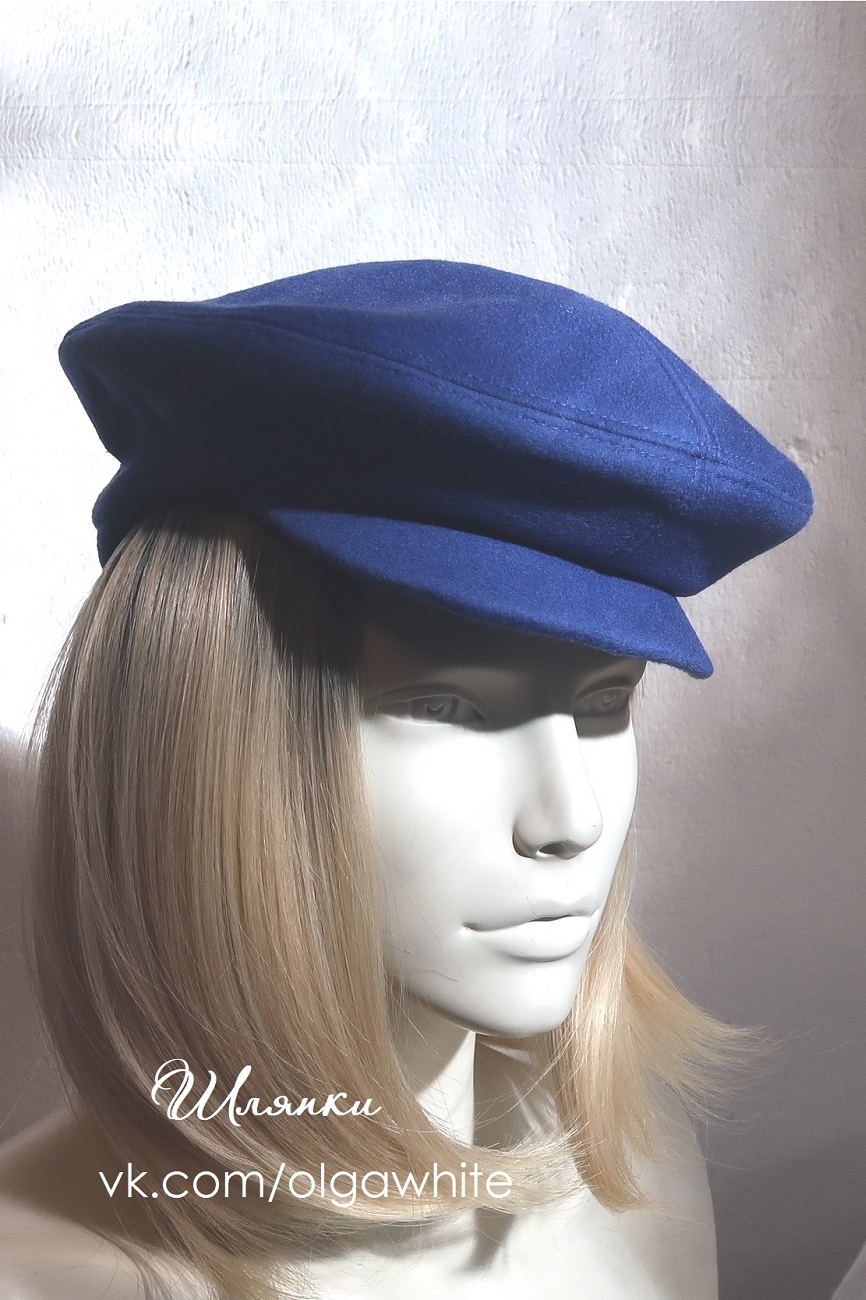 Синяя кепка женская к пальто с козырьком