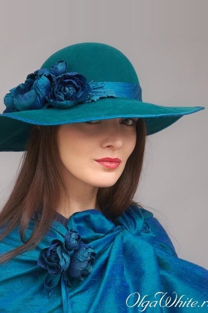 Широкополая изумрудная шляпа с цветами