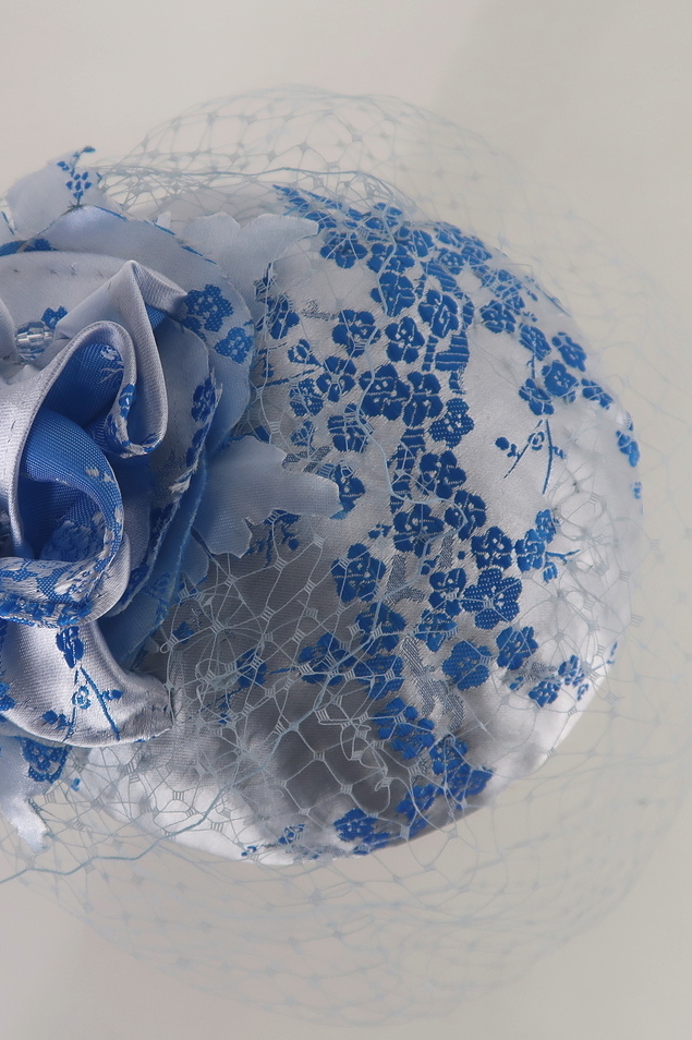 Серебристо-голубая шляпка таблетка с вуалью