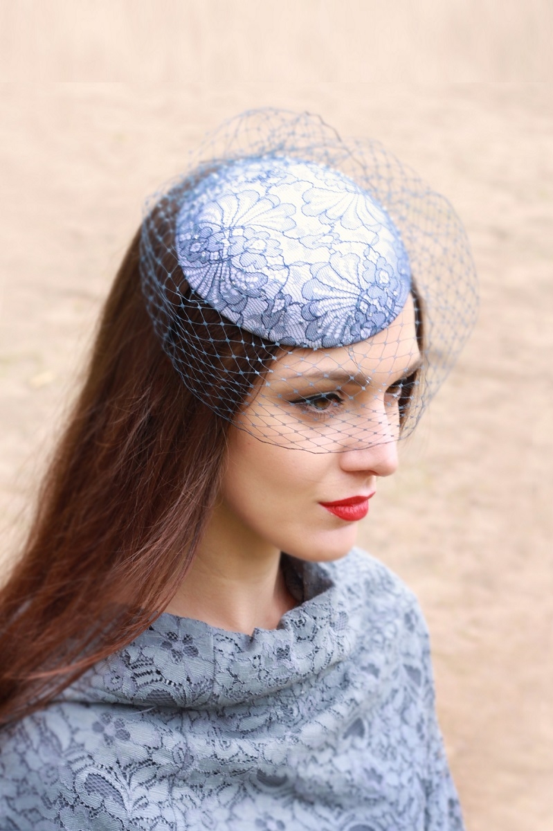 Голубая шляпка таблетка с кружевом и вуалью