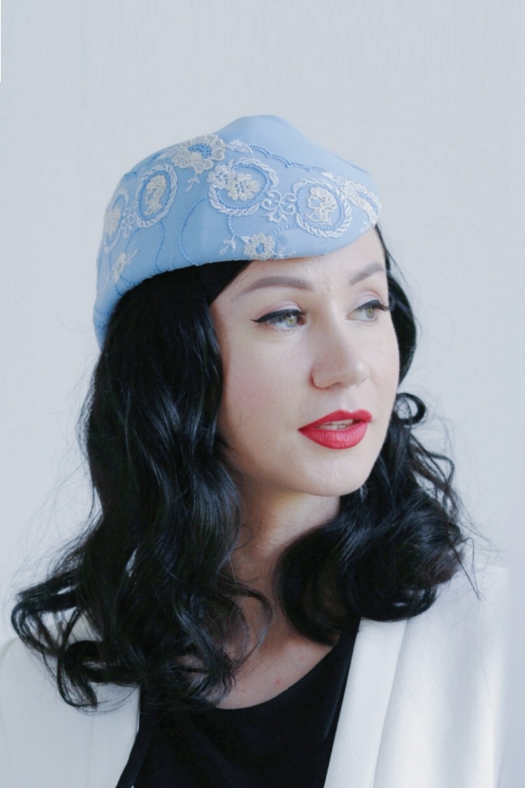 Голубая шляпка пилотка с белым кружевом