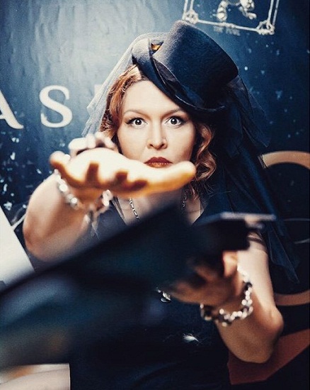 Черная шляпа цилиндр на Экстрасенсе Наталье Бантеевой