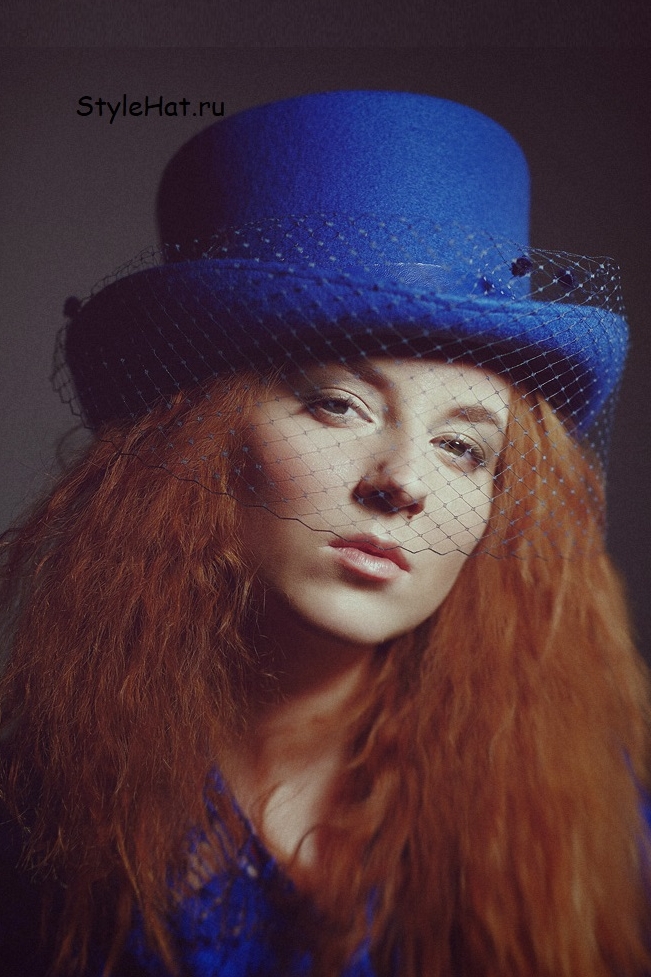 Ярко синий цилиндр шляпа на рыжей девушке