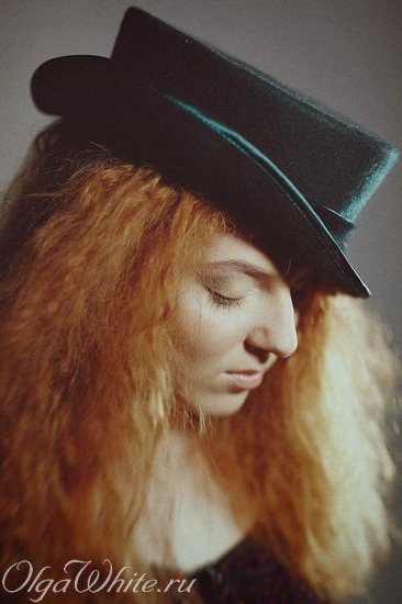 Зеленая шляпа амазонка цилиндр зеленого цвета