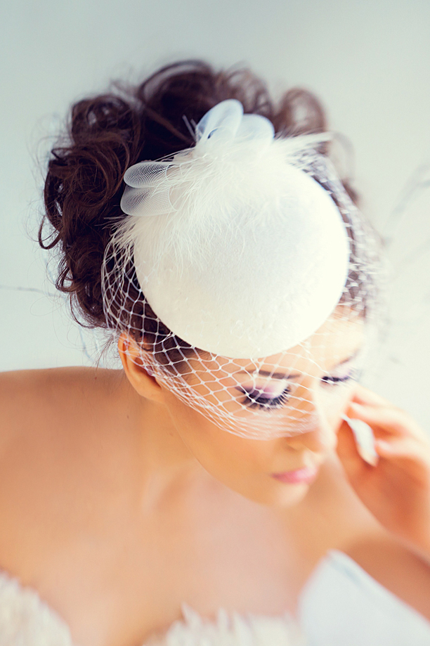 Белая свадебная шляпка таблетка с вуалью
