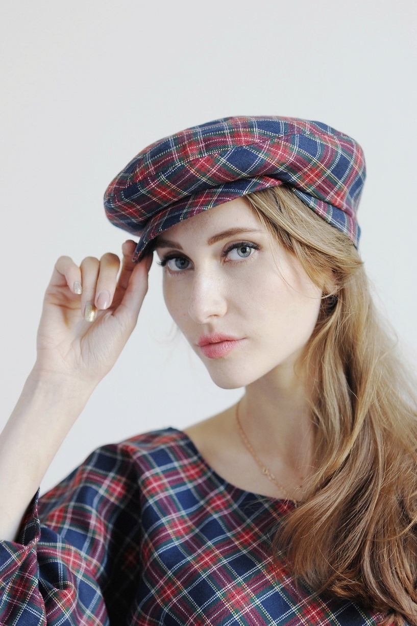 Кепи в клетку шотландскую женская