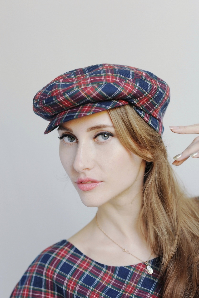 Кепи в клетку шотландскую женская