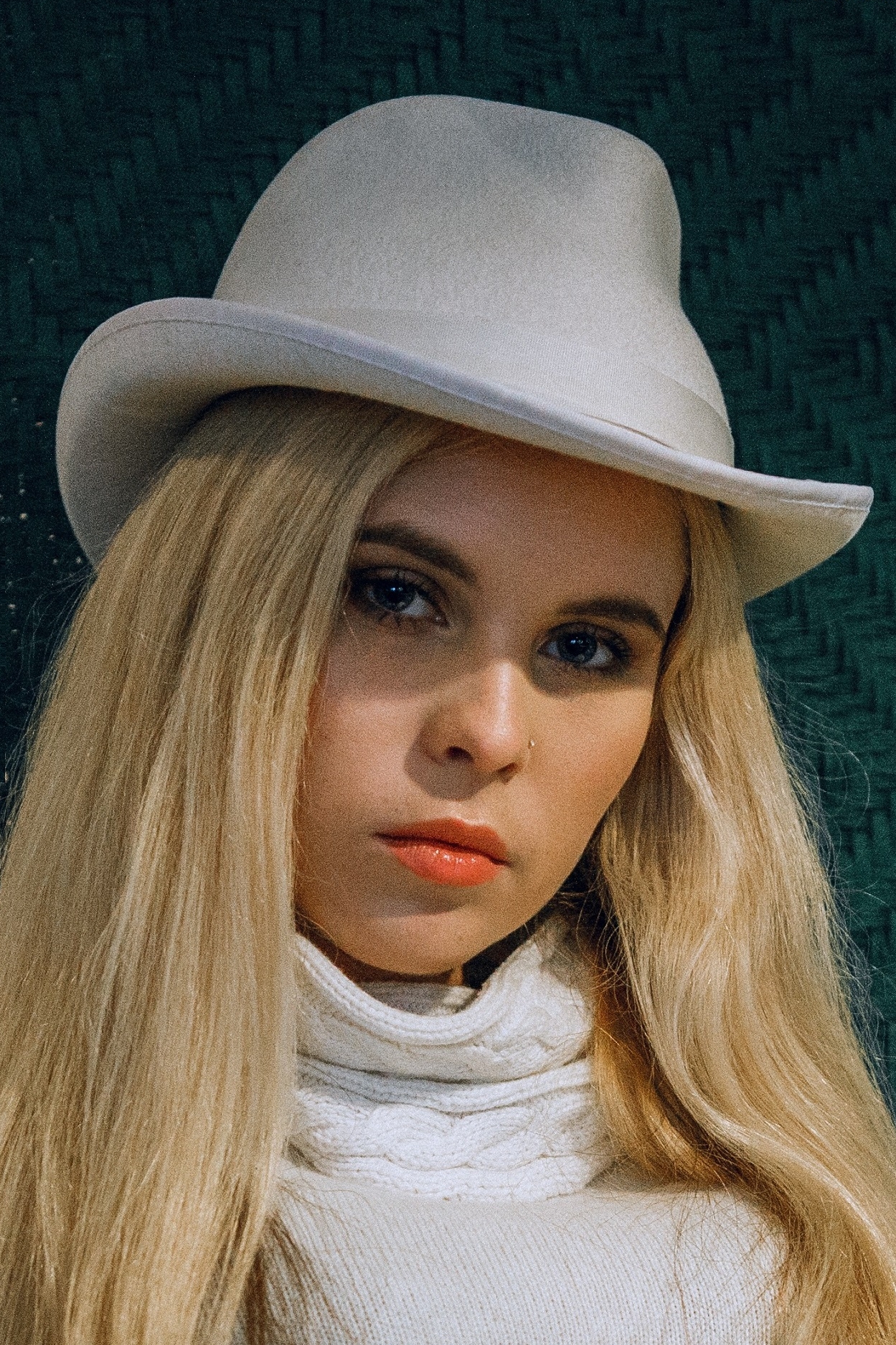 Белая шляпа федора женская фетровая