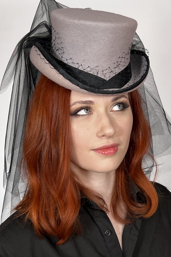 Серый цилиндр женский с вуалью и фатой