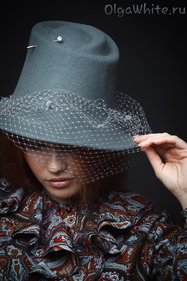 Серая фетровая женская шляпа с опущенными полями