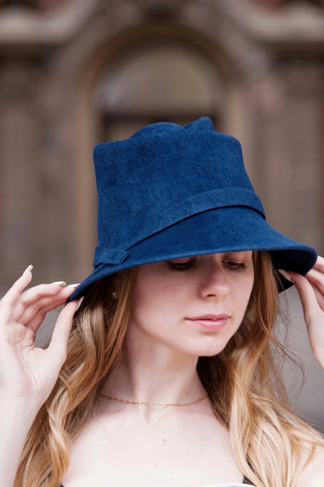 Синяя женская шляпа с опущенными полями из фетра "Бутон"