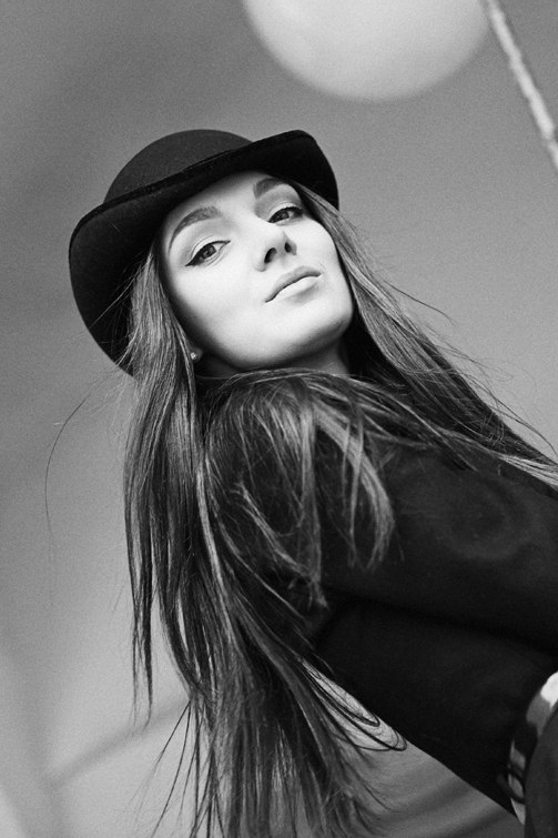 Черная женская шляпка котелок с изогнутыми полями