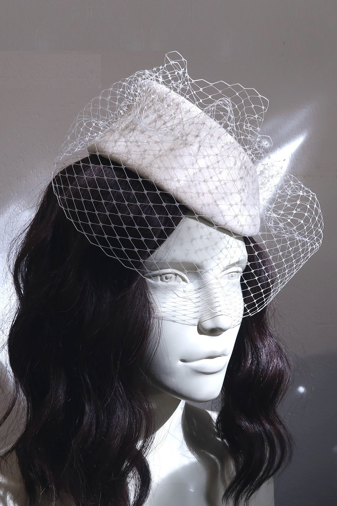 Белая свадебная шляпка с вуалью маленькая