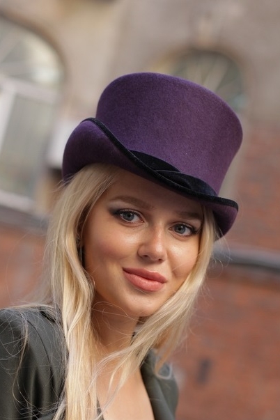 Фиолетовая шляпа цилиндр с черной вуалью