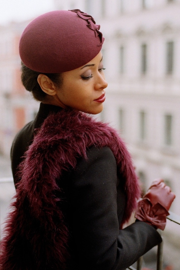 Бордовая шляпа берет-ток Бордовая шляпка с перчатками и меховым манто